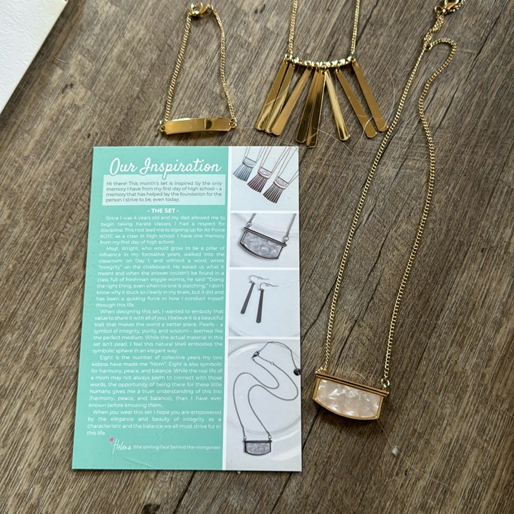 Mint mongoose pearl necklace